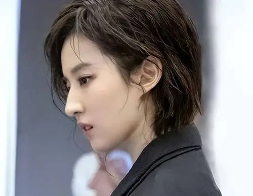 刘亦菲大片又换风格了公主切造型一秒变酷却意外撞脸杨幂