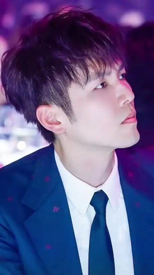 几张小哇的侧颜720度无死角的完美男神我一直在想你到底有什么缺点