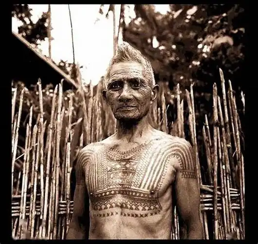 部落纹身是一种语言,不同的纹样必须与特定的身体部位组合到一起才会