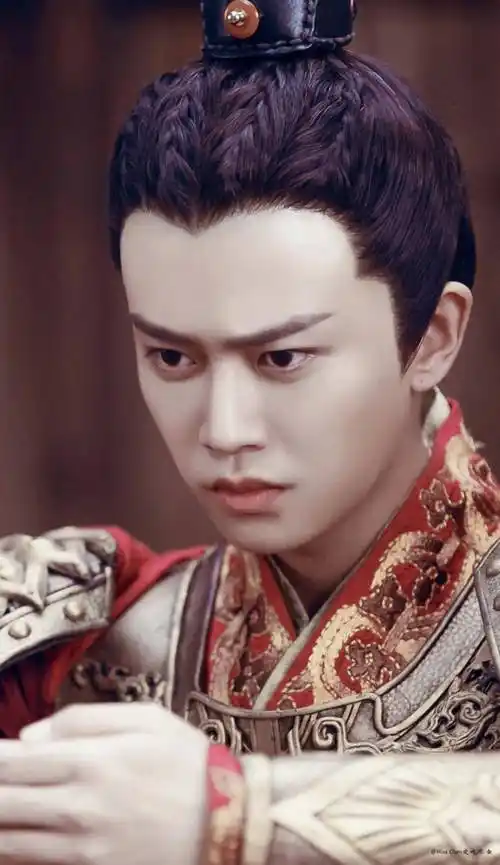 当时《大唐荣耀》的热度刚起,任嘉伦就大方公开恋情,可想而知当时粉丝