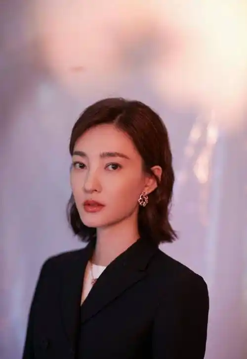 服了王丽坤!穿西服配"白色蛋糕裙",硬把"正装"穿出时尚感