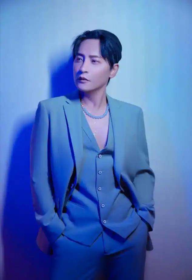 49岁陈志朋颜值重回巅峰,随便"收拾"一下,展露男神气质