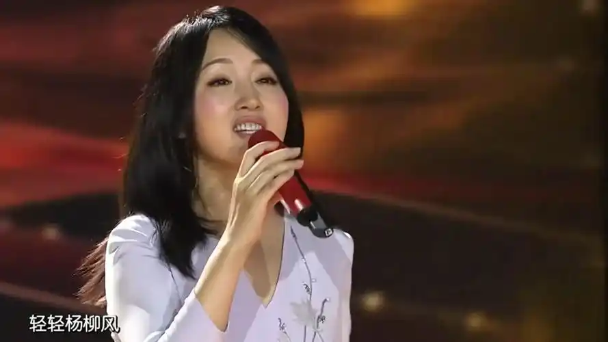 杨钰莹演唱《风含情水含笑》,歌声深情甜美,柔情似水