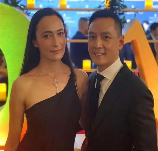 吴彦祖晒结婚照庆祝结婚十四周年,表白爱妻,去年的梗再次被提