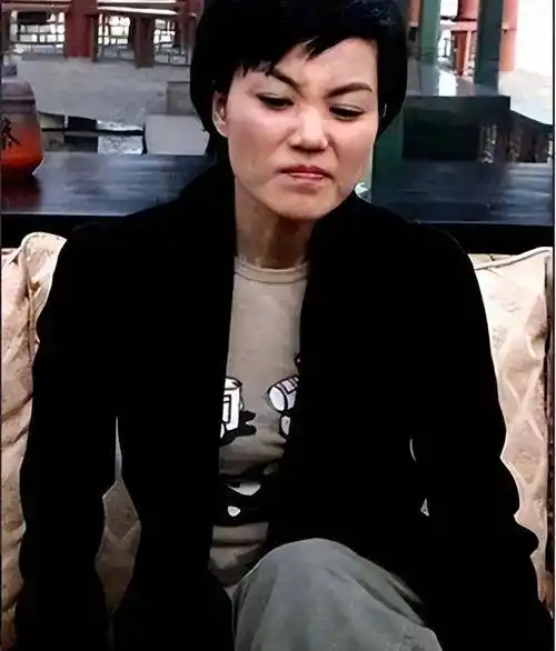 天后也老了,56岁王菲独自游玩被拍到,瘦得只剩骨架,头也有点秃