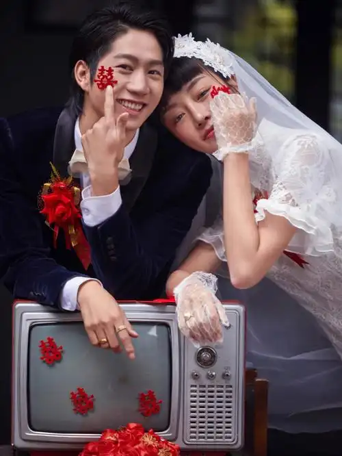 不想跟风拍了这组小众的复古怀旧风婚纱照