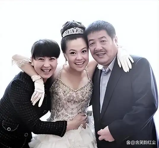 并且应酬很多,闫学晶让丈夫和他一起出席,可是丈夫总是拒绝,一来二去