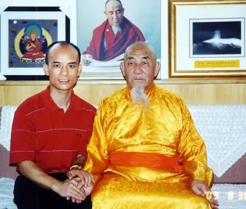 与中国佛教协会副会长 北京雍和宫住持图布丹活佛合影