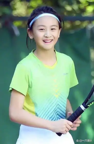 田亮与女儿互动曝光,15岁森碟烫卷成熟蜕变,面容变化引发关注