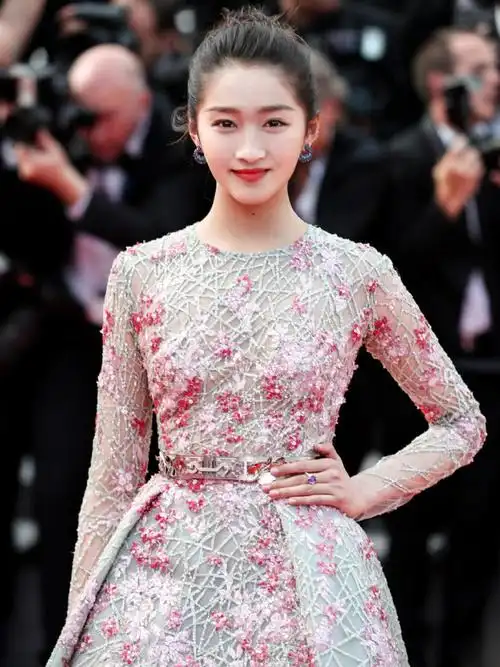 关晓彤走红毯穿镂空印花裙抢镜一年比一年会穿