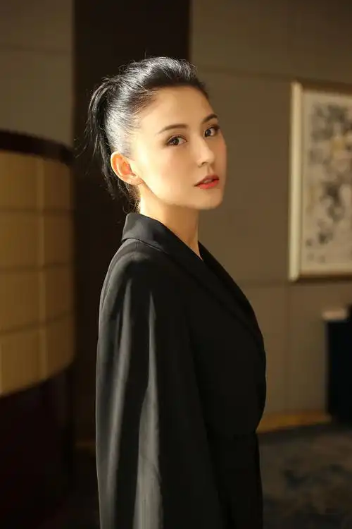 新疆美女热依扎的穿搭简单清爽就好无可非议