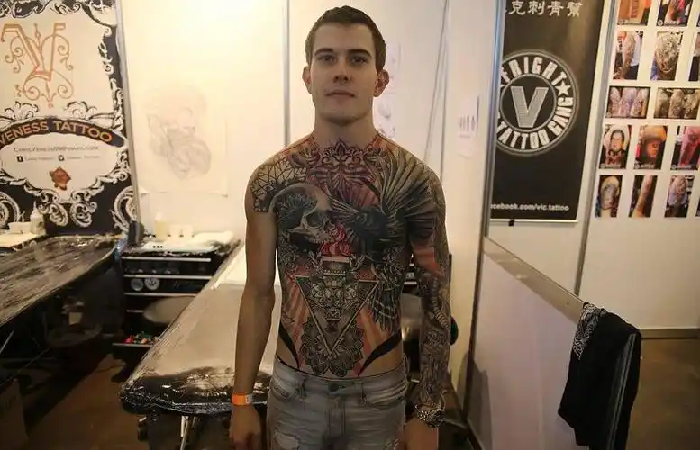 模特全身布满纹身!澳大利亚纹身博览会开幕 全球数百艺术家献艺(组图)