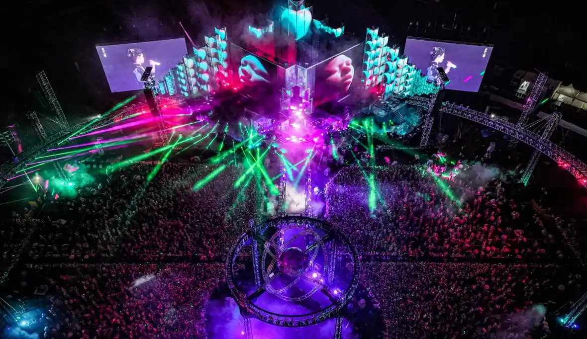 华晨宇火星演唱会开创式舞美,官媒连连称赞"彰显文化自信"