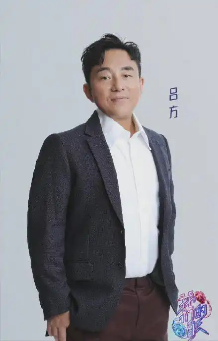 幸福57岁吕方下厨汗流浃背老婆一手抱女儿一手为他擦汗