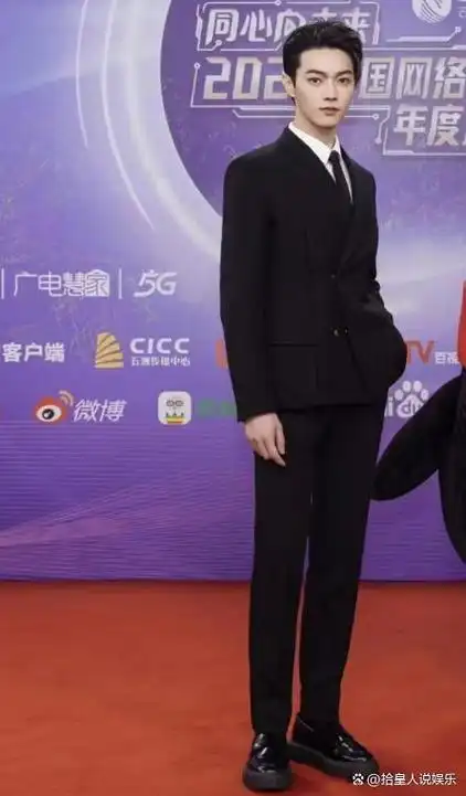 许凯的面容相当稳重,面部几乎没有明显的皱纹,下巴线条分明,当他