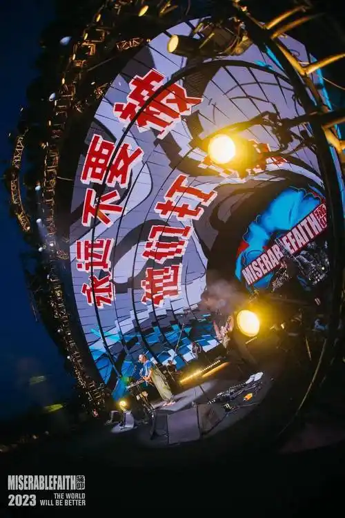 所以在舞台方面,导演组提炼痛仰的乐队属性,没有设计复杂的舞台机械