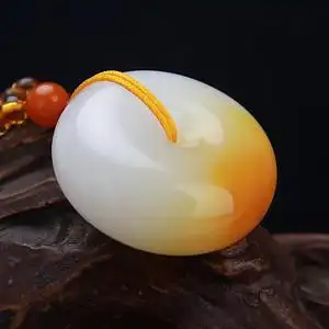 女士吊坠和田玉图片