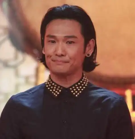 回顾杜德伟妻子李晓冰,丈夫比母亲大一岁,婚后生一子,生活幸福