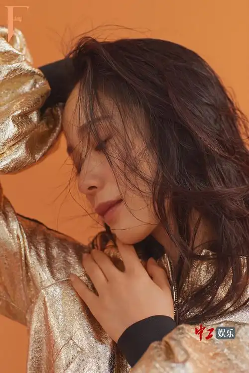 江一燕登时尚封面化身自由之燕诠释刚柔之美