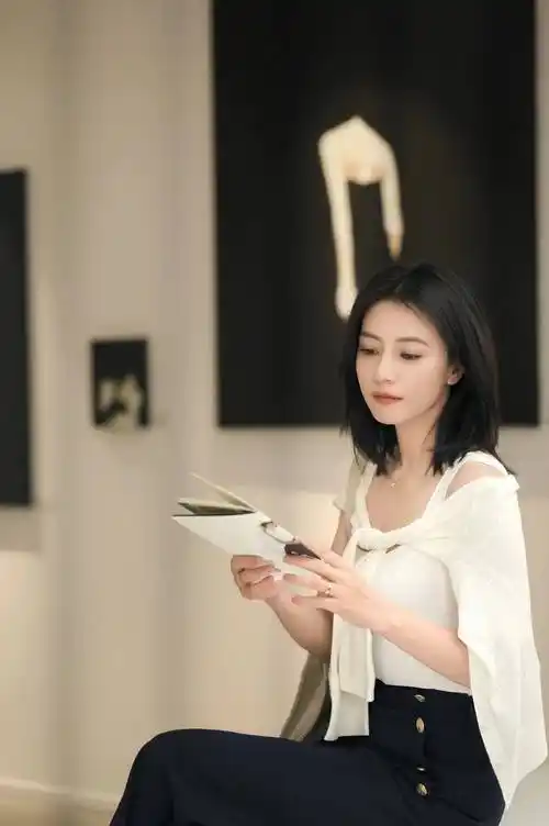 165高圆圆带火了一种减龄穿法:老头背心 阔腿裤 针织衫,好洋气_牛仔裤