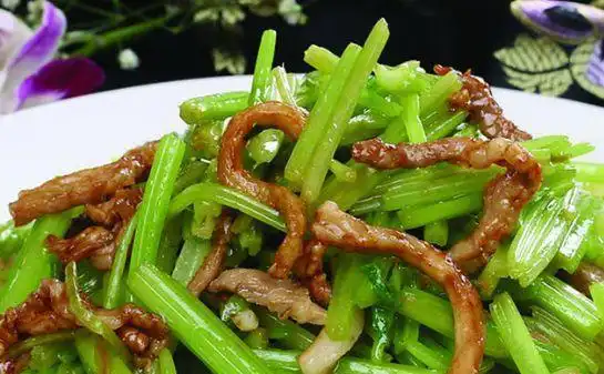 炒芹菜时,到底需不需要焯水?很多人做错了,难怪芹菜难吃还塞牙