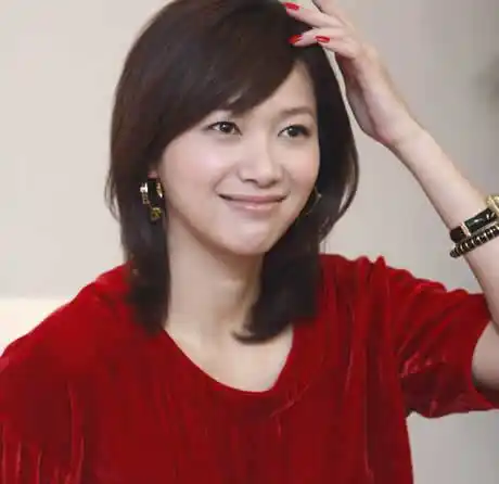 徐静蕾穿校服扎马尾笑容甜美似18岁徐静蕾年轻时的照片