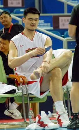 图文:姚明为脚趾伤痛犯愁