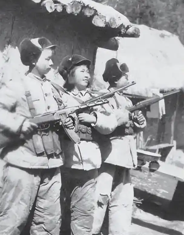 五名志愿军女兵突然投降,时隔50年美国老太说:我知道是什么原因