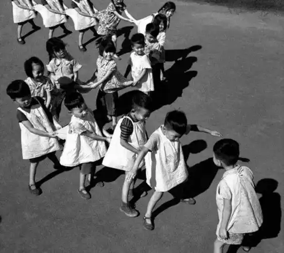 老照片 捞不回的集体记忆,回不去的童年,走得最急的总是最美的时光!