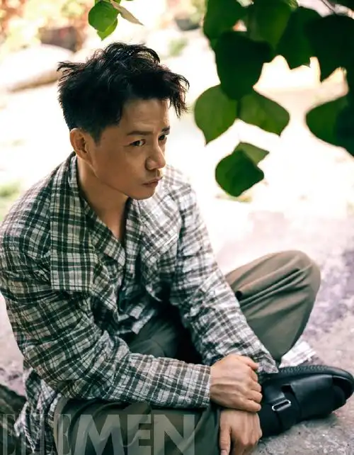 组图:段奕宏身着白色西装卧地 搭配前卫雕塑艺术感十足