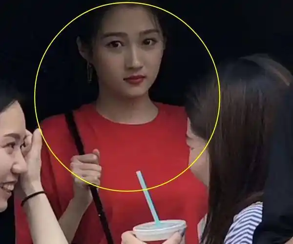 原创关晓彤在学校不化妆被路人不经意拍下素颜状态一目了然