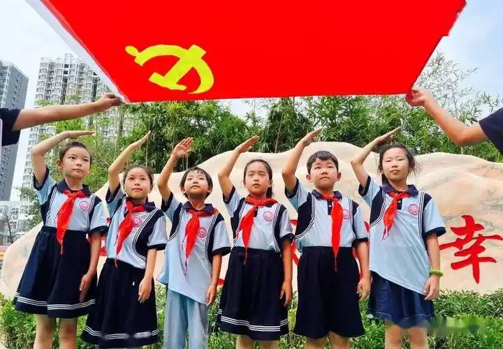 迎七一|建设北小学:"我和党旗合个影"_少先队员_红领巾_党徽