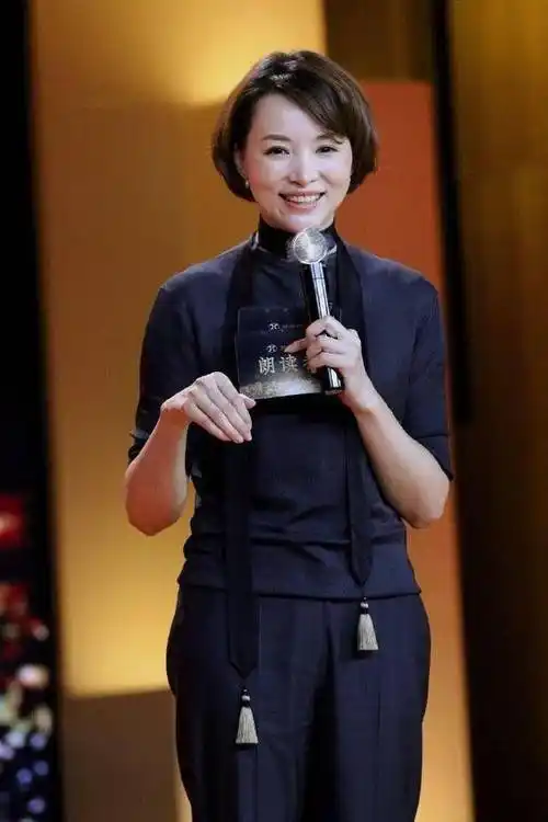 董卿罕见走红毯这么时髦,穿紧身连衣裙 波波头,换个风格变化大_身材