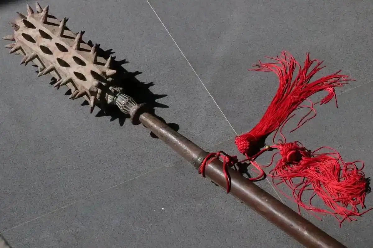 【狼牙棒】 狼牙棒是古兵器之一,是一种击打兵器有长短之分,棒 - 抖音