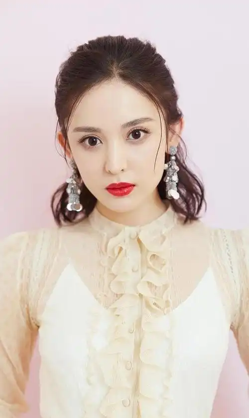 形象对于公众人物的重要性中国著名女演员古力娜扎最近因一组活动照片