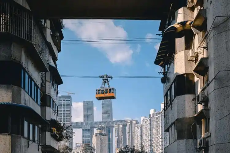 金碧山历来便是眺望城中繁华景象的最佳处,脚下就是重庆的各级衙署,举