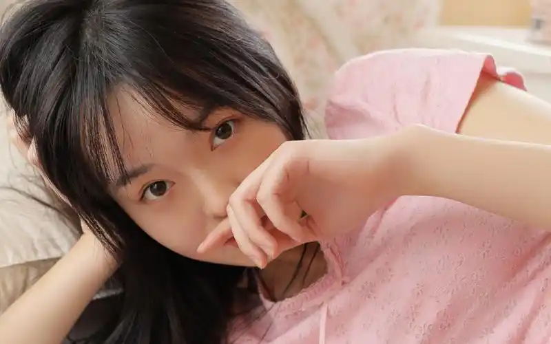 分享一组清新粉嫩美少女写真壁纸图片给大家,图片中的女孩清新粉嫩