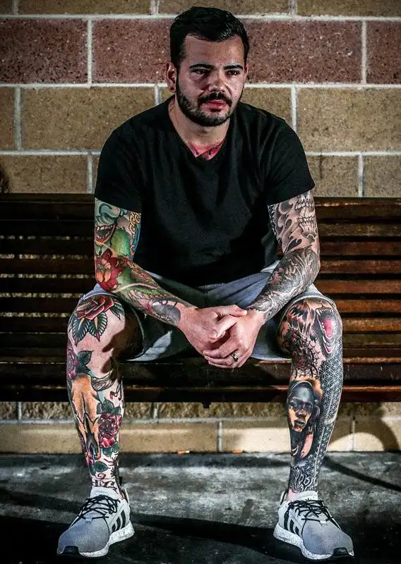 澳青年全身纹满刺青唯独拒绝脸部纹身