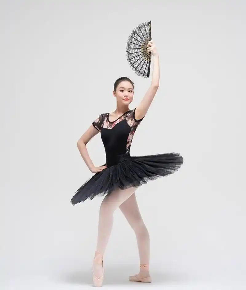 换了新造型一身芭蕾舞蹈服,手拿画扇,摆出优雅高贵的pose,看起来很
