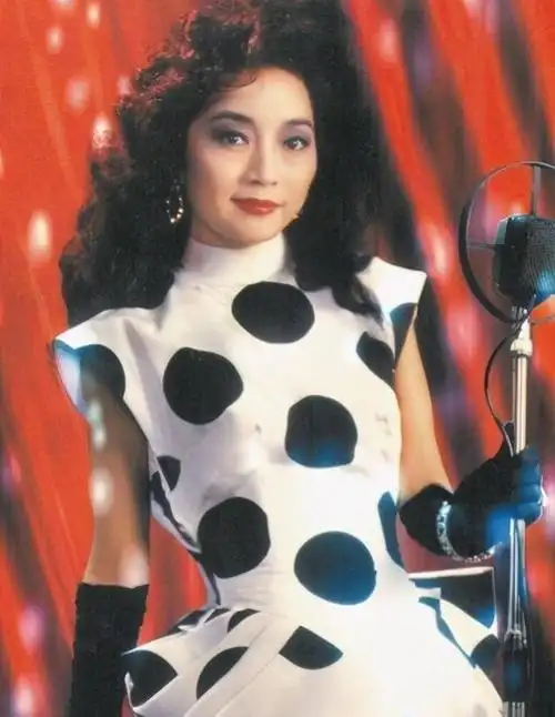 75岁徐小凤近况,现身街头,就是普通老太婆,但气质就是不同凡响_网易