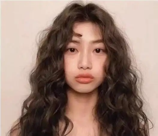 头发少自然卷女生发型女生自然卷这样扎发型很迷人_卷发_女生发型大全