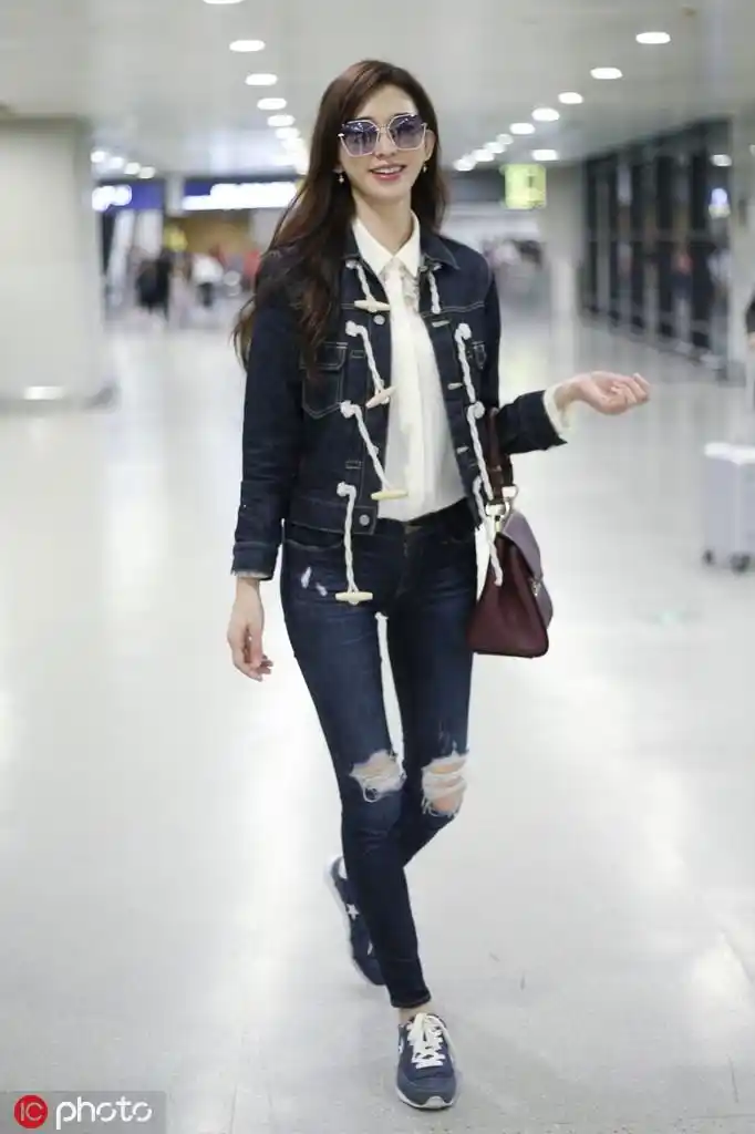 全屏观看 1 / 4 6月9日林志玲现身上海机场,白色外套搭配破洞牛仔裤