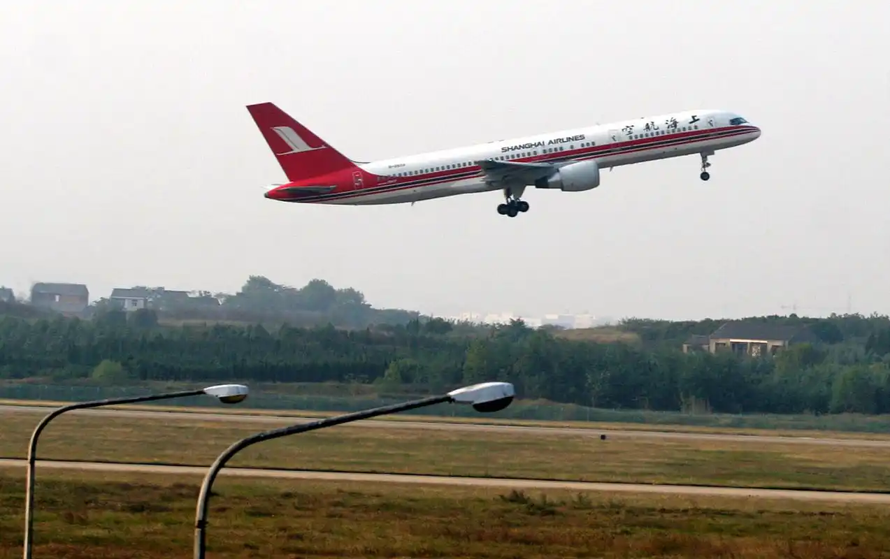 南京一架飞机因气候原因延误了6个半小时,但让乘客们意外的是,在登机