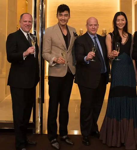 【图】刘雯胡兵时尚活动同站台  胡兵自爆修养要冻精