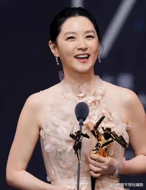 香港这一夜范冰冰丰满赵丽颖诱人都败给自然老去的蒋勤勤