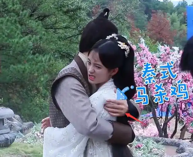 鞠婧祎张哲瀚拍拥抱戏,顺利通过后,两人却还拉扯着对方!
