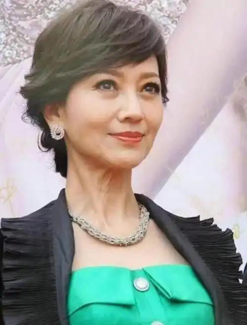 看到无p图下的赵雅芝,网友:我再也不相信什么冻龄美人了