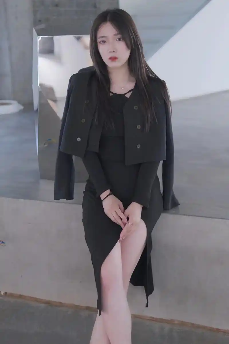 如果你也喜欢看展～#我的摄影日记  #高级感 #大长腿 #摄 - 抖音