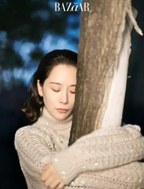 海清《时尚芭莎》电子刊十一月刊封面深秋时节,山林旷野,与孩子们