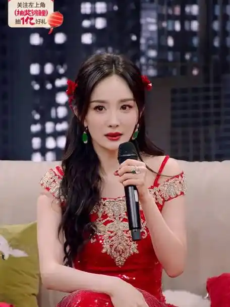 初一不能睡懒觉哈哈哈"#杨幂新中式红裙#superbeeminiyang的微博视频